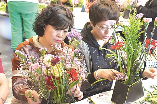 “巾帼心系企 建功新时代” 一一包头热力集团女工倡议书2.jpg